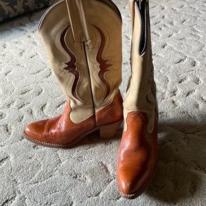 Frye boots Womens size 6.5  Clam Rust color .